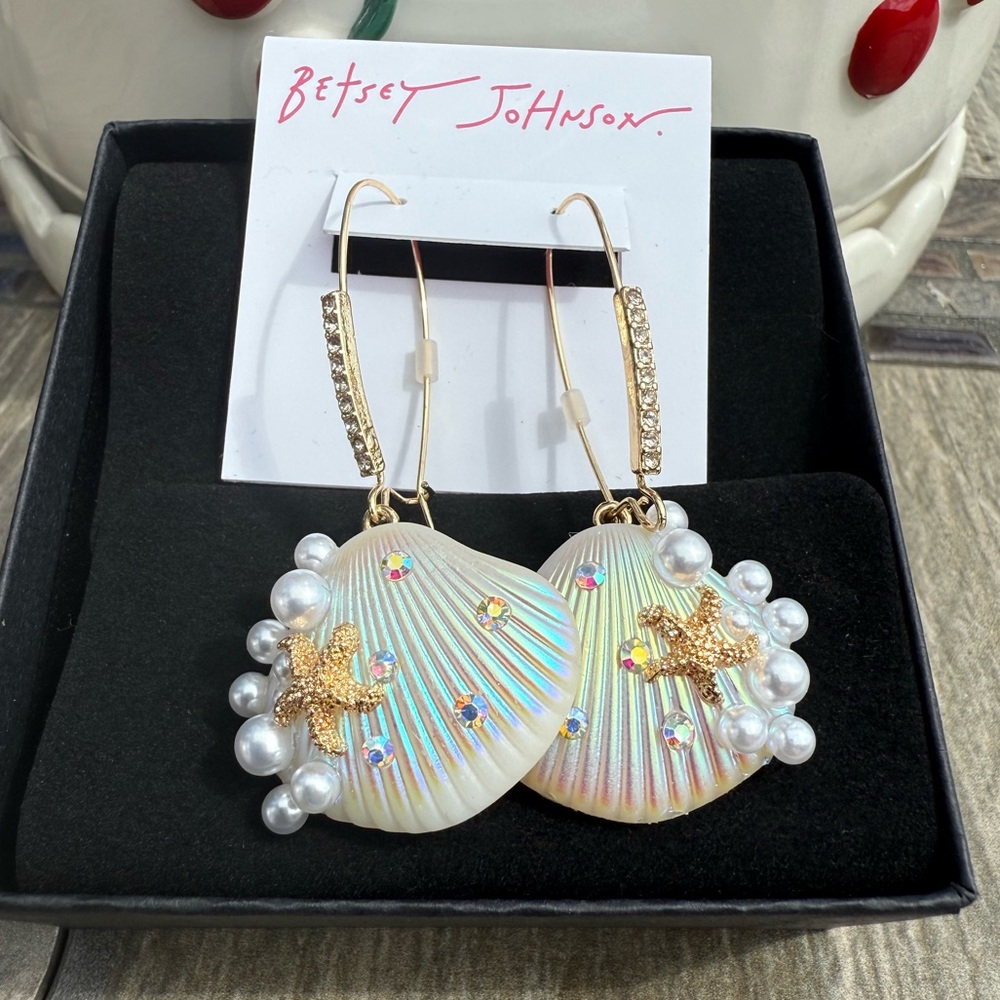 NWT! Betsey Johnson White Pearl Accent Shells Dangle Starfish Earrings
